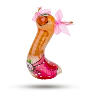 Змея девочка с розовыми бантами из камня селенит